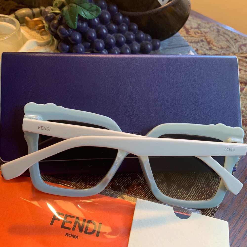 Authentic FENDI 52 Butterfly crystals acetate sunglasses - Picture 4 of 14